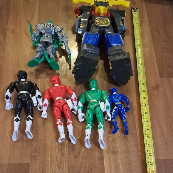 Power Ranger Action Figure Set - Red, Green, Blue, Black - Picture 12 of 12